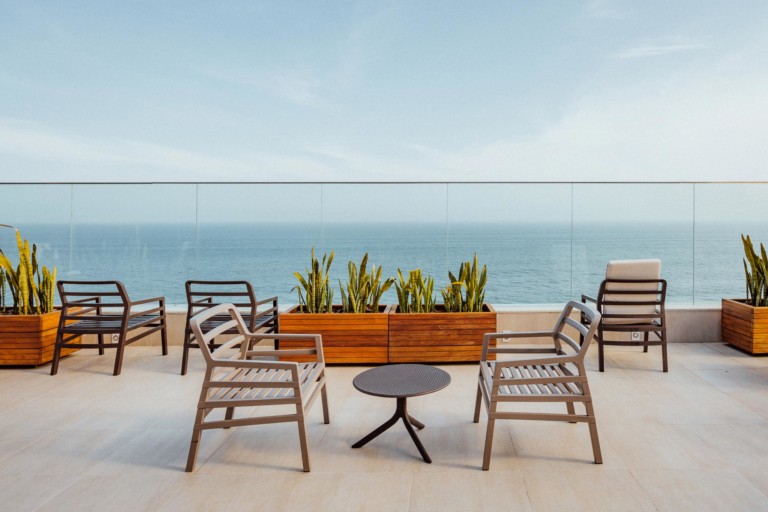 O rooftop do hotel possui uma vista privilegiada da praia da Barra da Tijuca, e pode ser reservado para casamentos e outros eventos - Foto: Divulgação/Eduardo Almeida