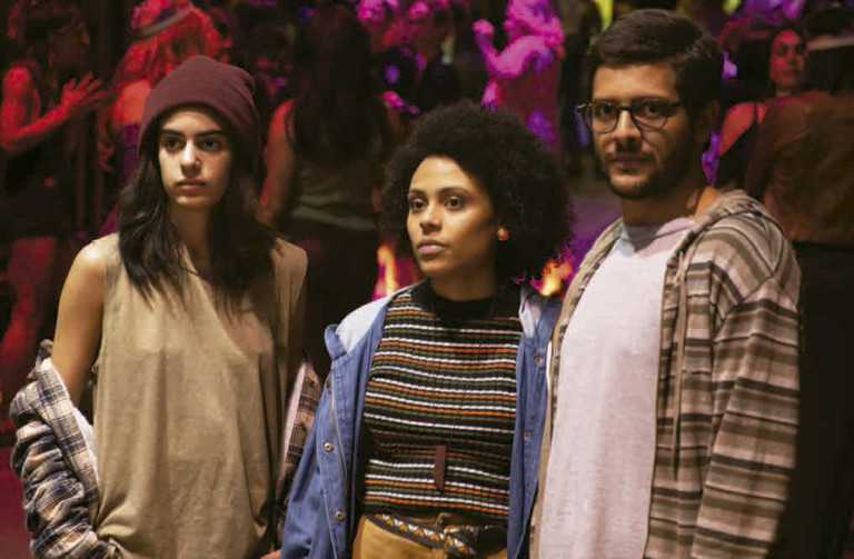 Rafa (Clara Gallo), Maya (Juliana Gerais) e Vini (Kelner Macêdo) de "Todxs Nós" - Foto: Divulgação