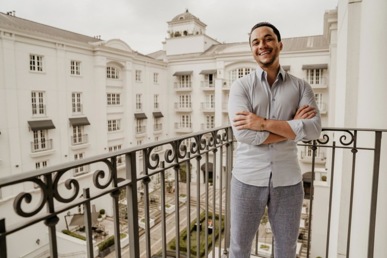 Vinicius Belo na sacada do Palácio Tangará - Foto: Wiggo Berge