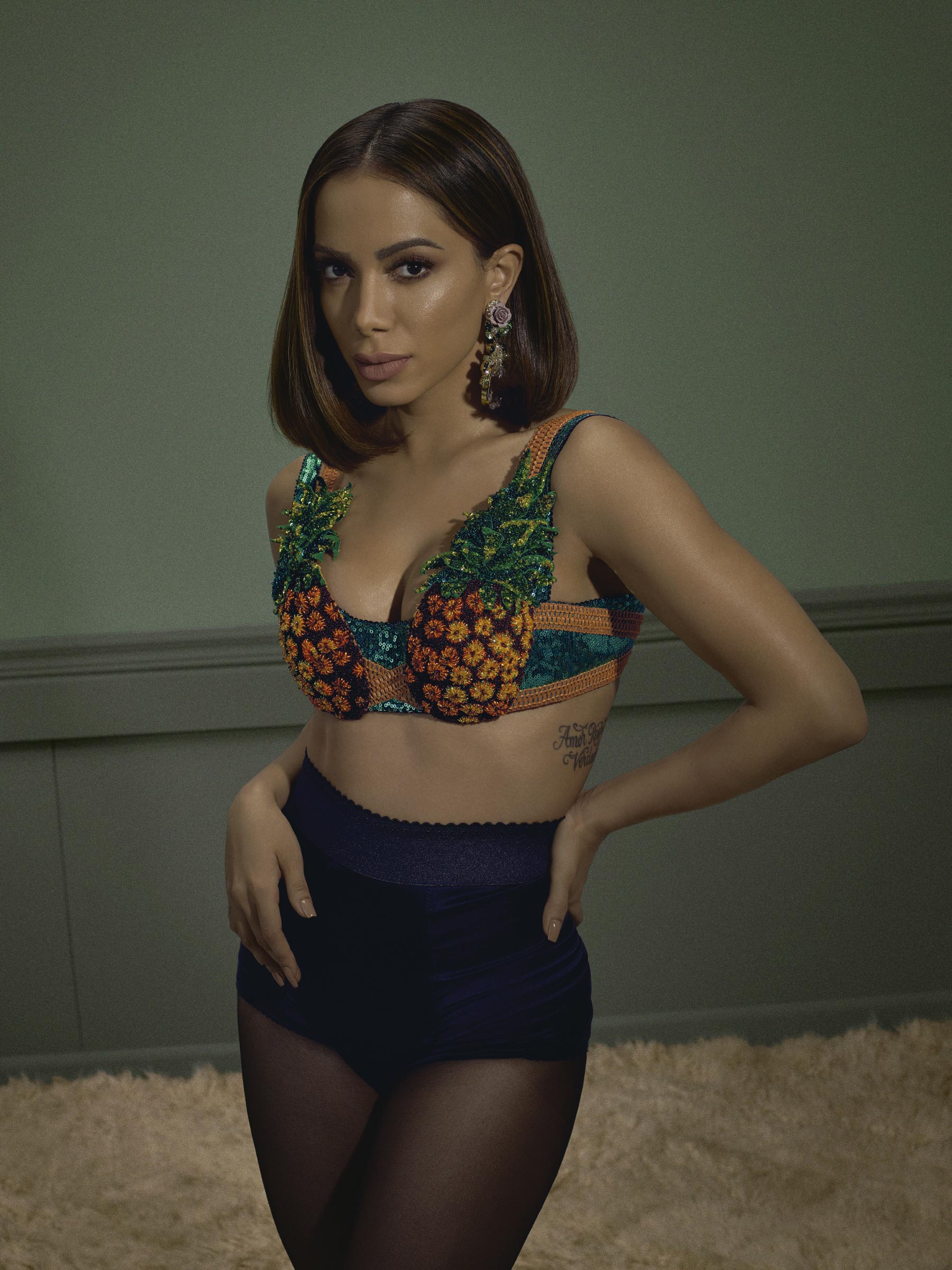 Anitta usa look total Dolce & Gabbana - Foto: Gui Paganini (Thebox.AG), com edição de moda de André Phillipe, direção de arte de Thiago Batista, beleza de Silvio Giorgio (Capa MGT), produção executiva Thebox.AG (Rodrigo Crespo & Stella Sett), set design de João Arpi (agradecimento Micasa) e tratamento de imagem Studio Closer