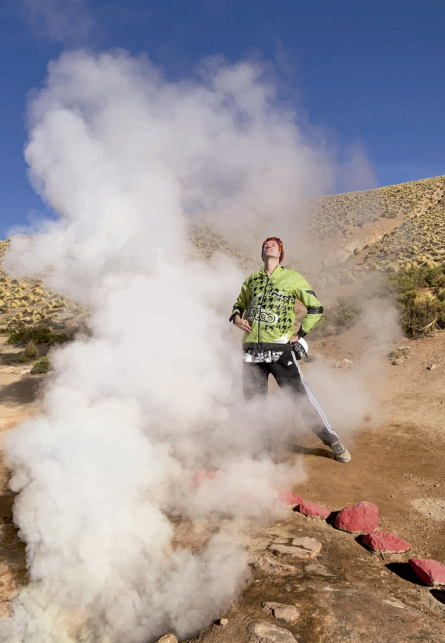 Dudu em meio à fumaça dos famosos Gêiseres del Tatio, no Deserto de Atacama - Foto: Arquivo Pessoal