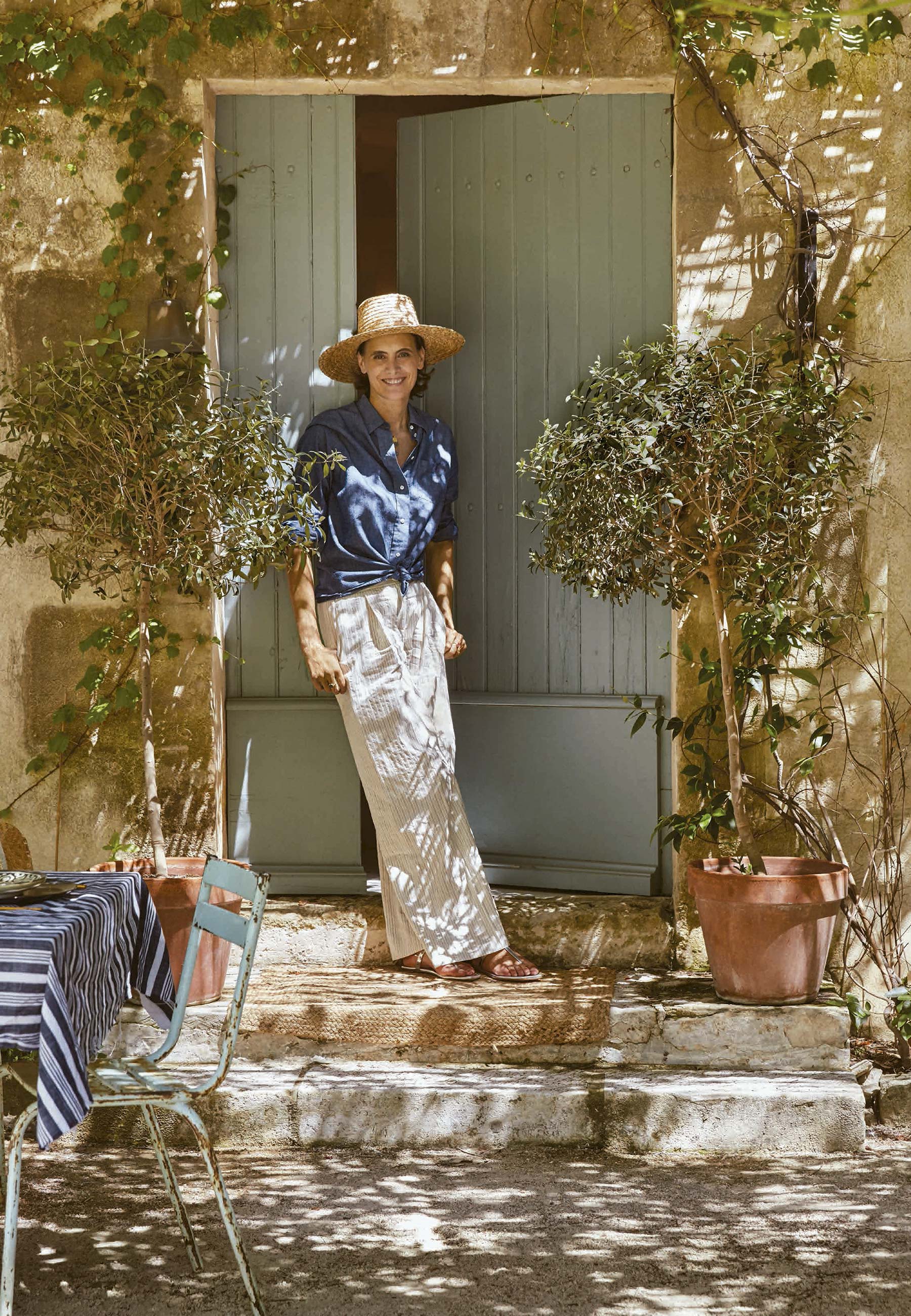Inès usa camisa jeans e calça de linho Ines de la Fressange Paris e sandálias Roger Vivier - Foto: Christopher Sturman 