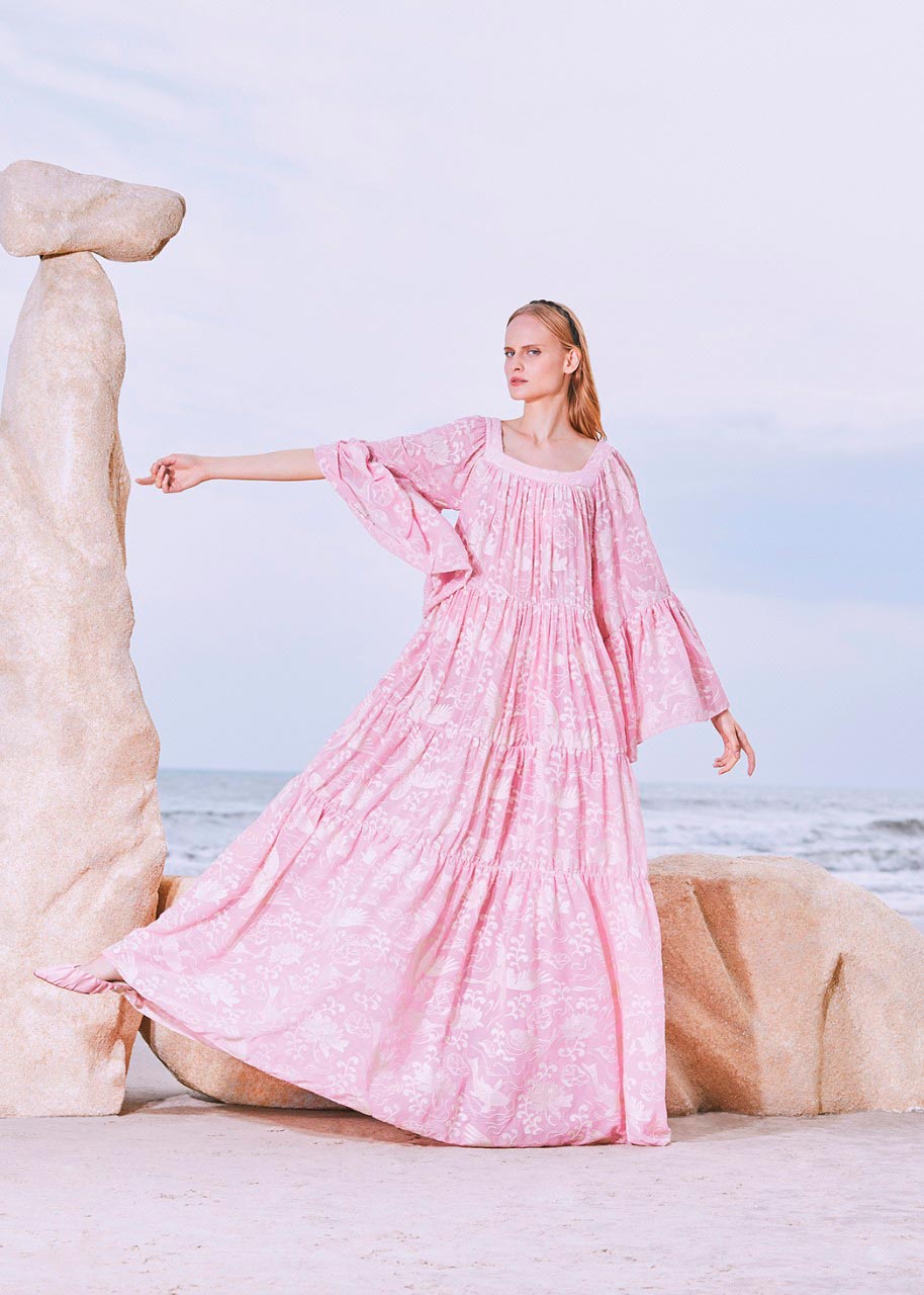 Foto: Mariana Maltoni, com direção criativa de Cris Barros, direção de arte de Renata Corrêa e Roberta Cardoso, styling de Renata Corrêa, beleza de Guilherme Casagrande e set design de João Arpi