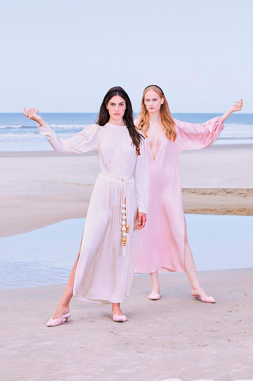 Foto: Mariana Maltoni, com direção criativa de Cris Barros, direção de arte de Renata Corrêa e Roberta Cardoso, styling de Renata Corrêa, beleza de Guilherme Casagrande e set design de João Arpi