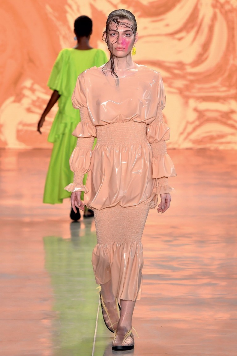 De fetichista a fashionista: látex ganha espaço em coleções de moda 