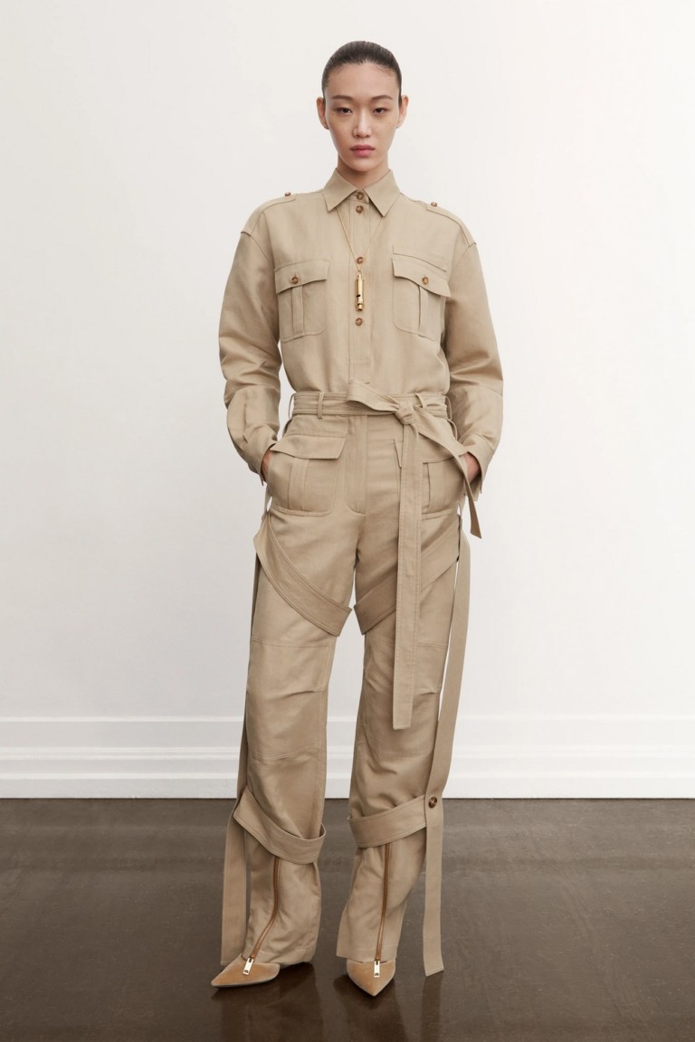 Burberry inspira-se em uniformes para pre-fall 2021