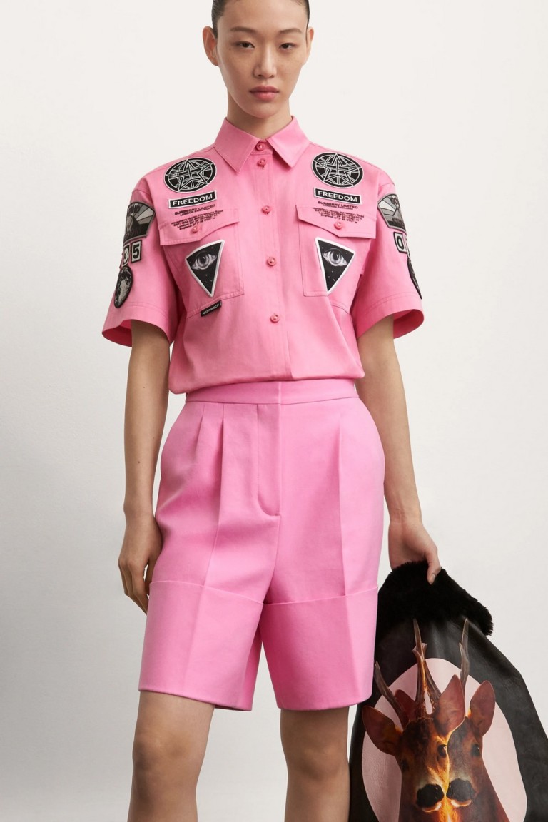 Burberry inspira-se em uniformes para pre-fall 2021