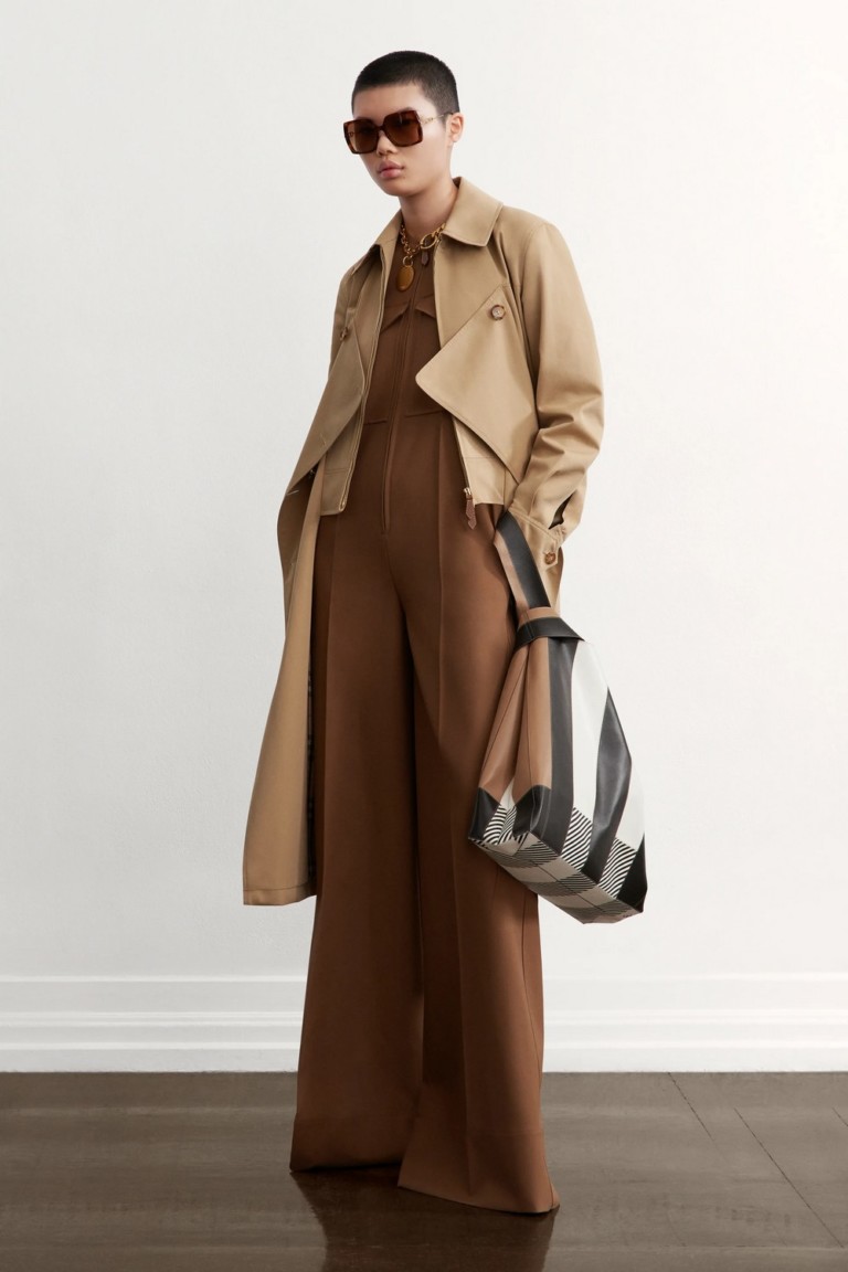 Burberry inspira-se em uniformes para pre-fall 2021