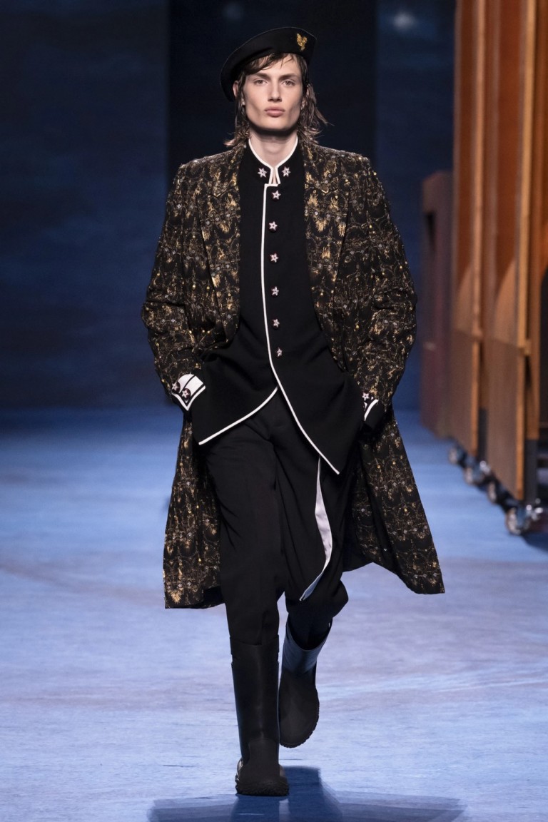 Uniformes e utilitarismo dominam inverno 2021 masculino da Dior
