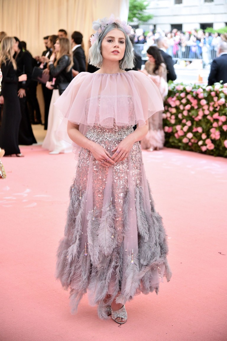 Cinco lições de estilo de Lucy Boynton