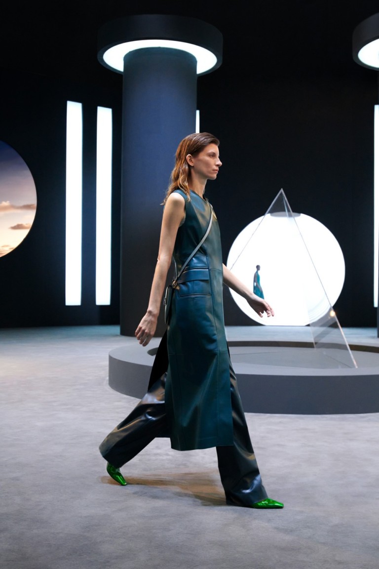 Salvatore Ferragamo cria coleção e apresentação futuristas para inverno 2021
