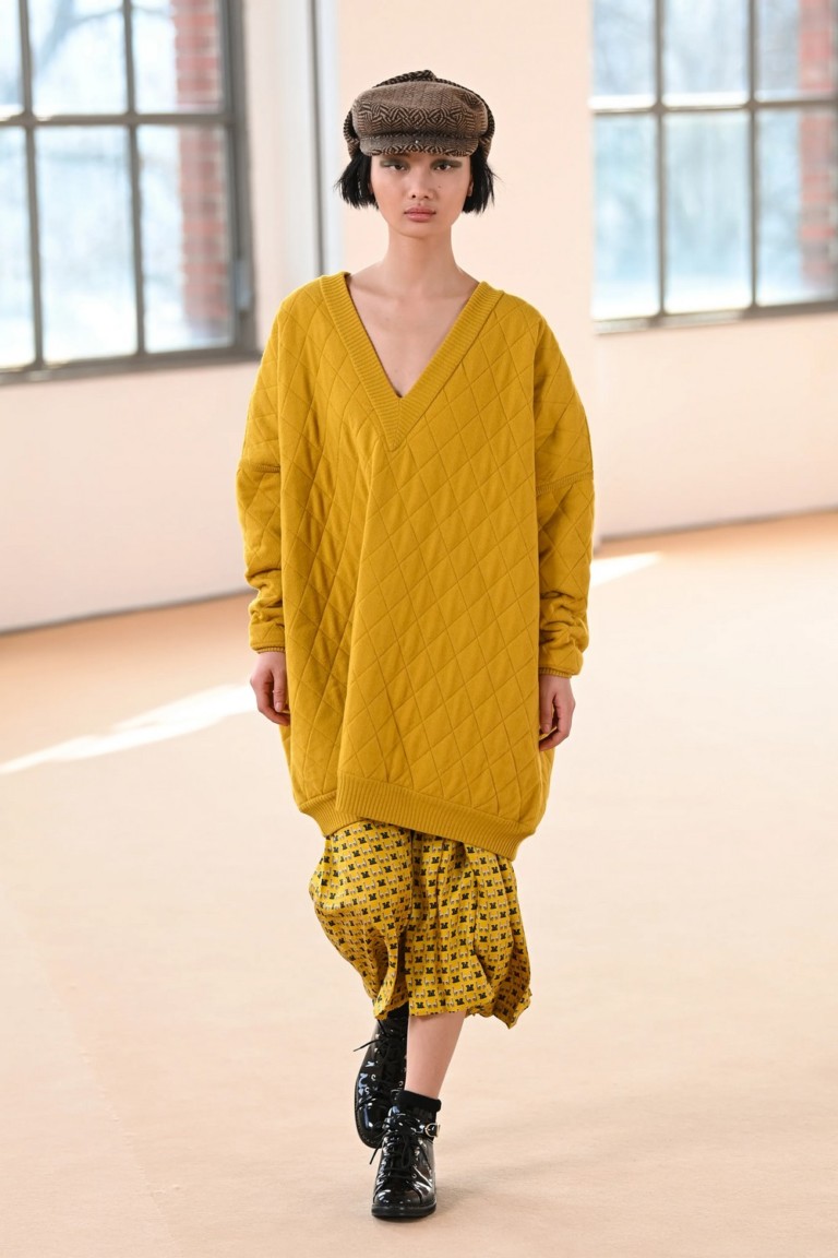 Max Mara celebra 70 anos com inverno 2021 que homenageia seu DNA