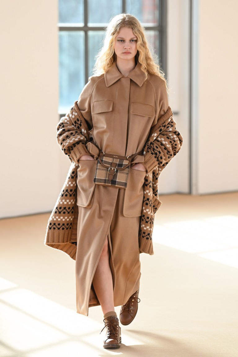 Max Mara celebra 70 anos com inverno 2021 que homenageia seu DNA