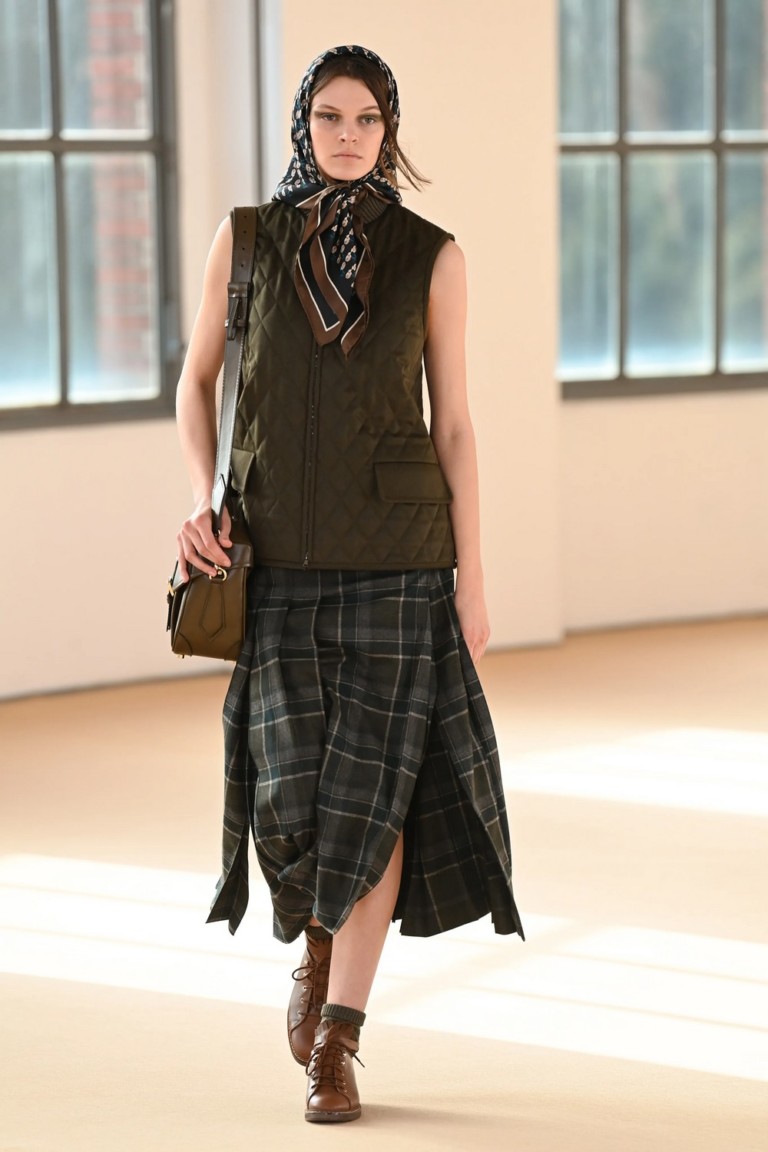 Max Mara celebra 70 anos com inverno 2021 que homenageia seu DNA