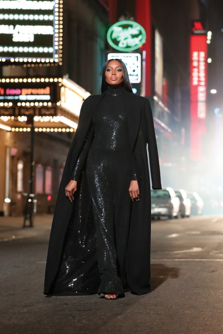 Michael Kors celebra 40 anos com inverno 2021 festivo