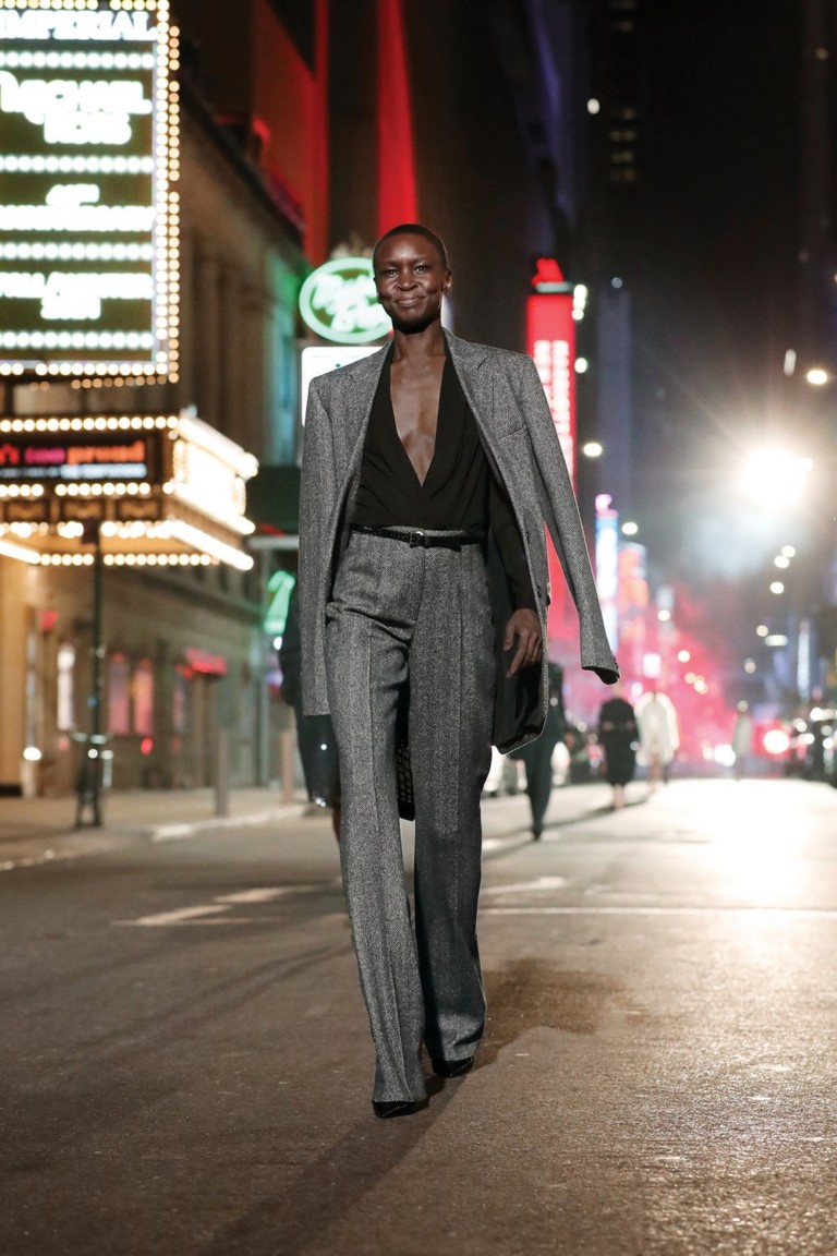 Michael Kors celebra 40 anos com inverno 2021 festivo