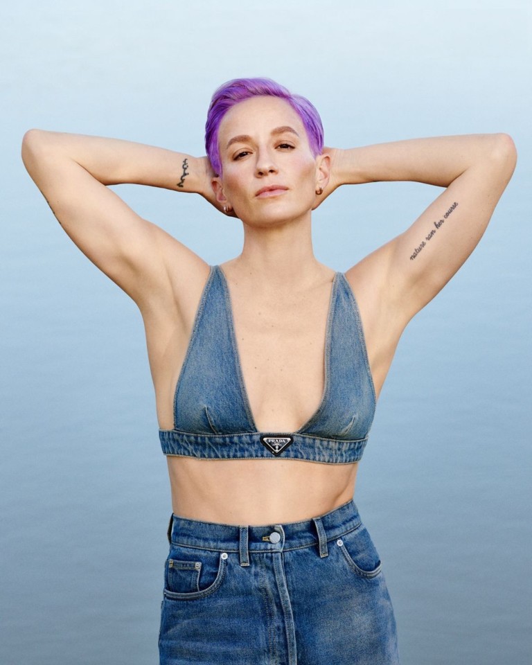 Shop Bazaar: renove o jeans com acessórios dourados