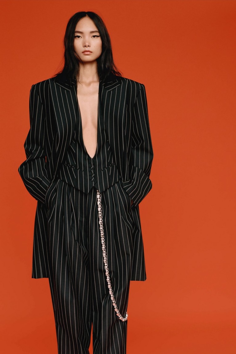 Alexandre Vauthier transforma looks pretos em telas em branco no inverno 2022