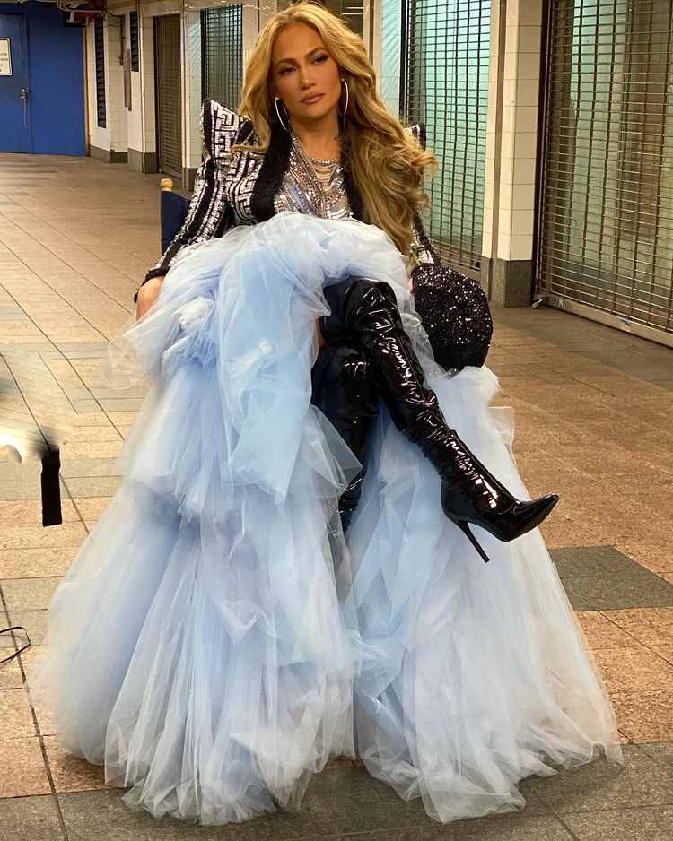 52 anos em 52 looks: Bazaar celebra o aniversário de Jennifer Lopez