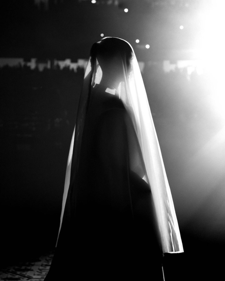 Kim Kardashian usa vestido de noiva da Balenciaga em evento de Kanye West