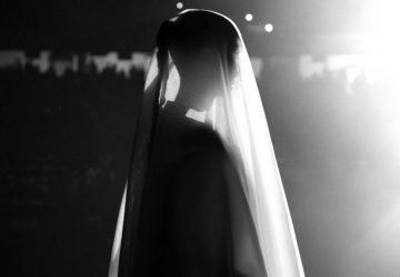 Kim Kardashian usa vestido de noiva da Balenciaga em evento de Kanye West