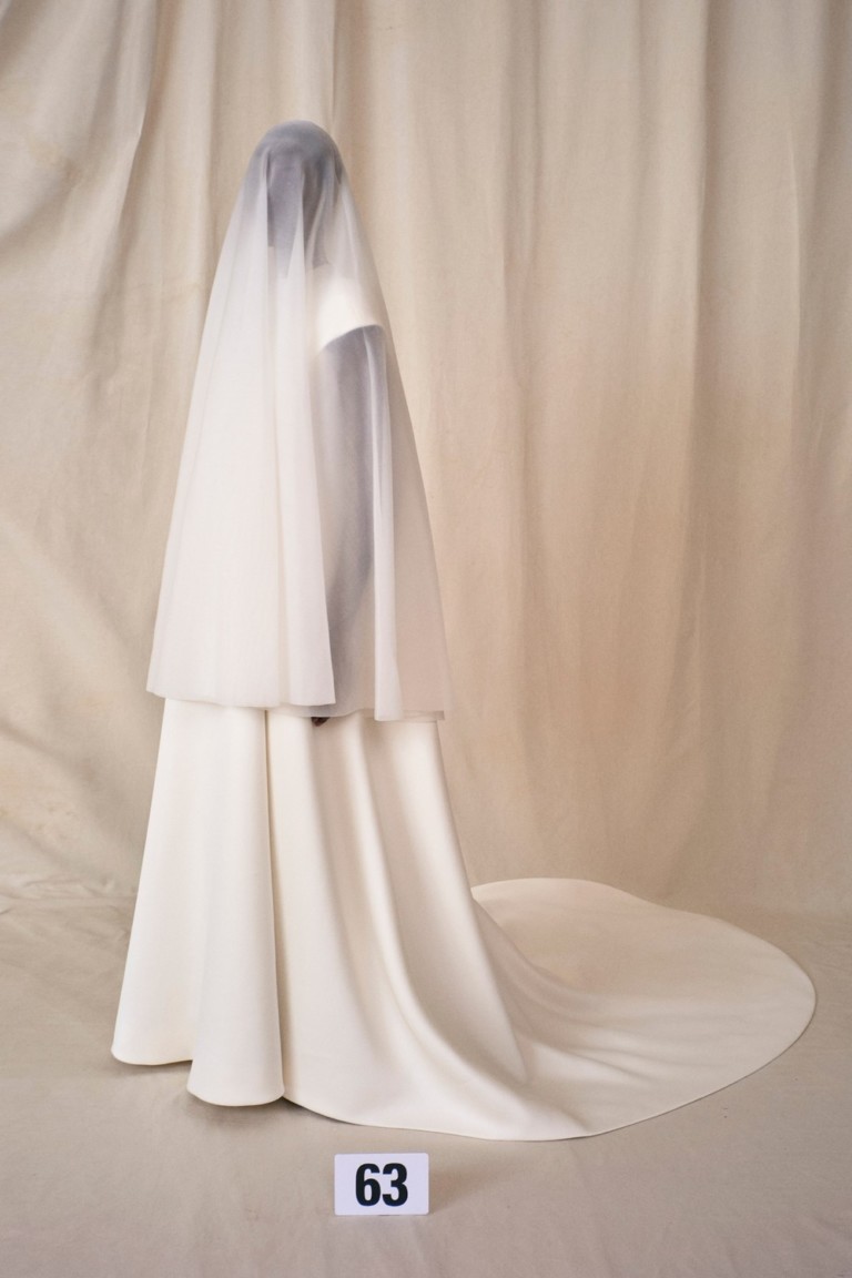 Kim Kardashian usa vestido de noiva da Balenciaga em evento de Kanye West