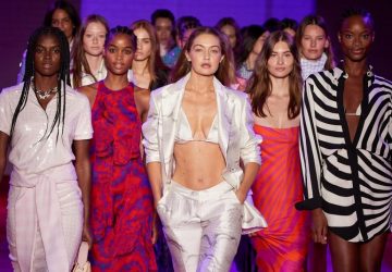 Brandon Maxwell aposta em estampas psicodélicas e coloridas