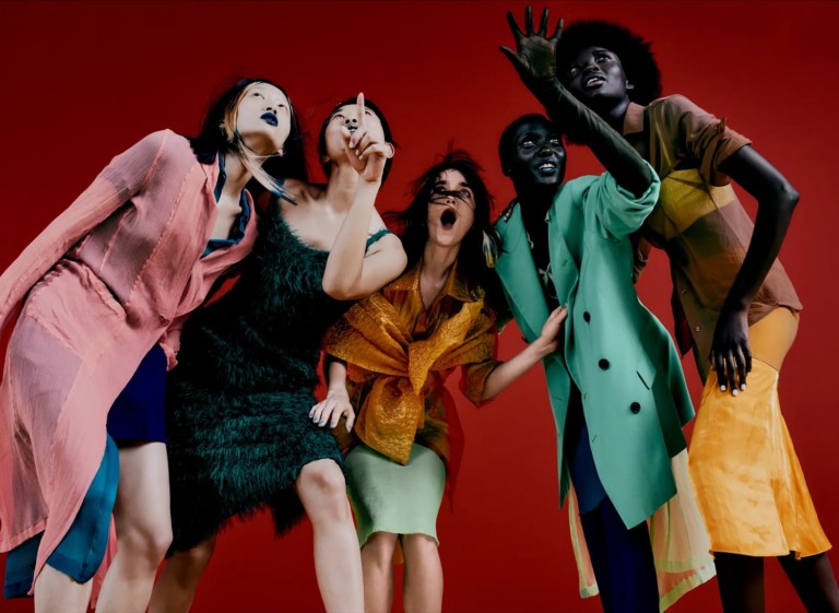 Dries Van Noten cria texturas e peles falsas a partir de diferentes tecidos