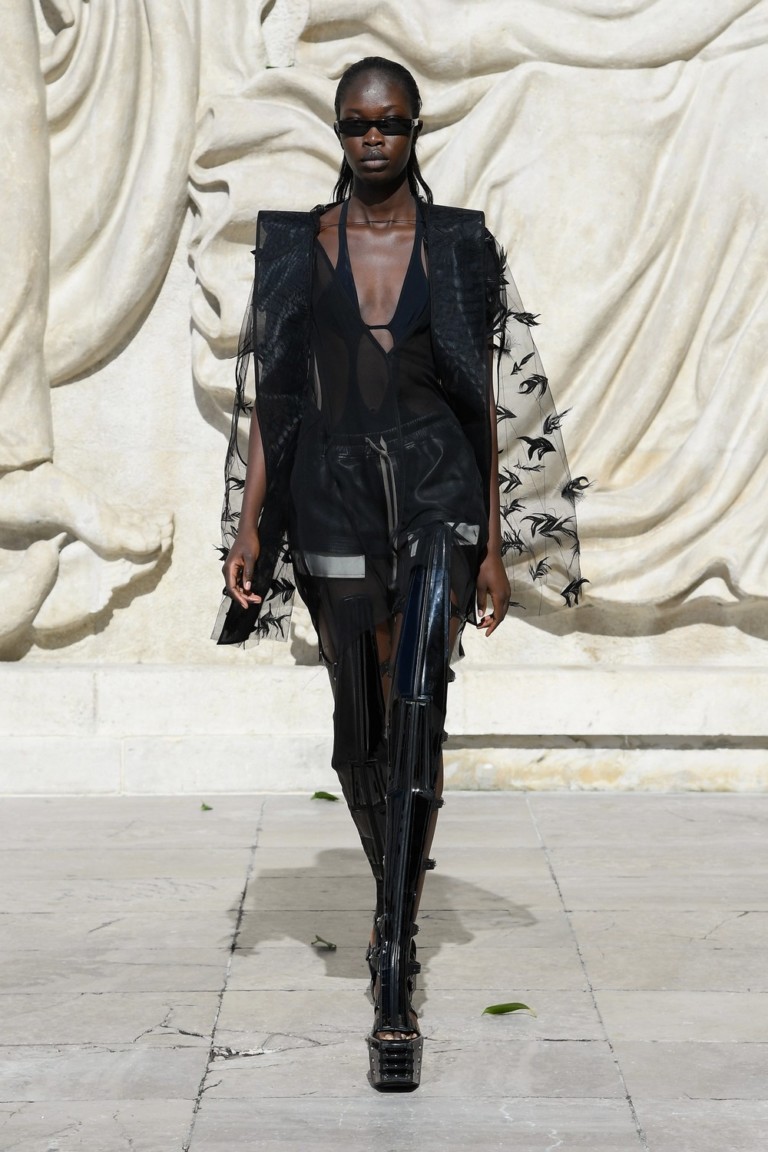Rick Owens discute queimadas e meio ambiente na coleção de verão 2022