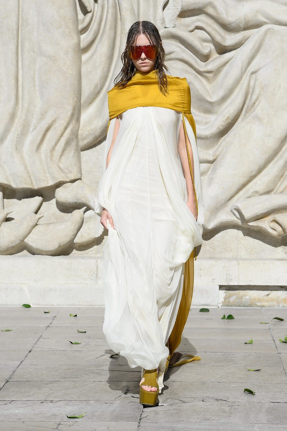 Rick Owens discute queimadas e meio ambiente na coleção de verão 2022