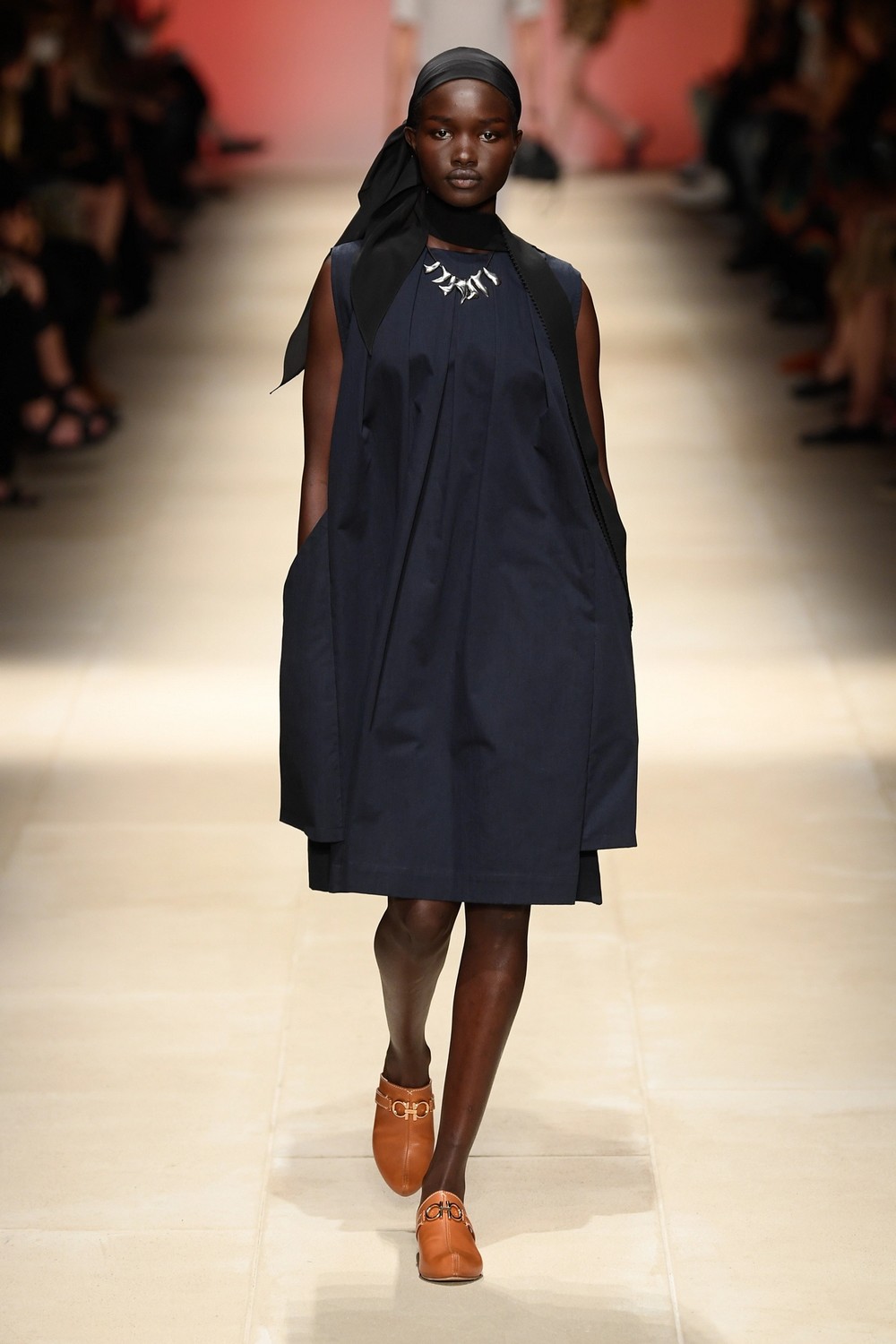 Salvatore Ferragamo: 10 looks que amamos do verão 2022