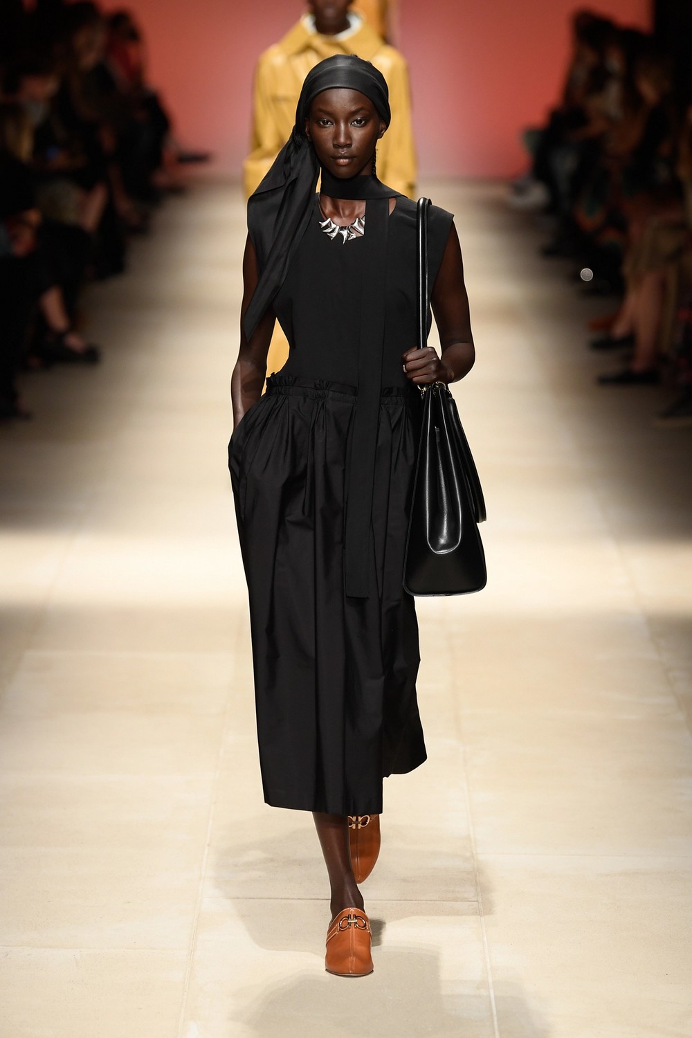 Salvatore Ferragamo: 10 looks que amamos do verão 2022