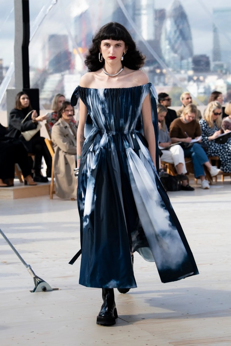 Alexander McQueen leva o céu para a coleção de verão 2022