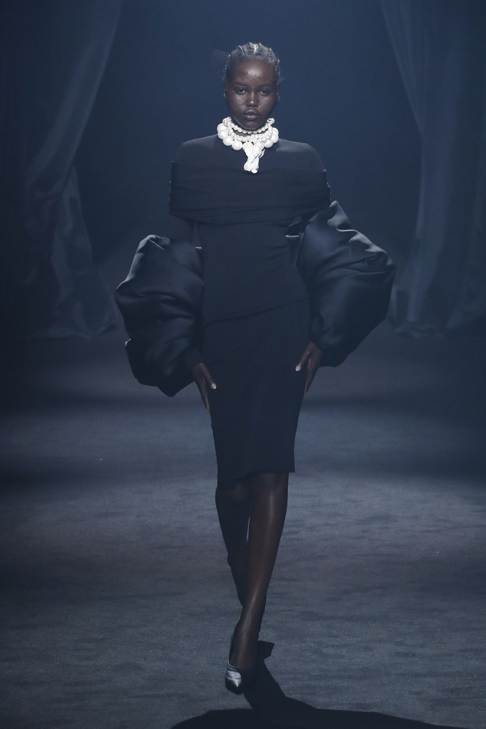 AZ Factory: 45 designers homenageiam Alber Elbaz em desfile