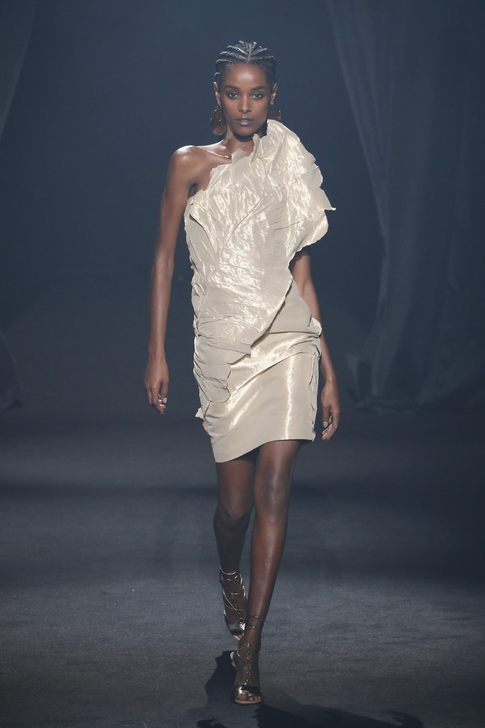 AZ Factory: 45 designers homenageiam Alber Elbaz em desfile