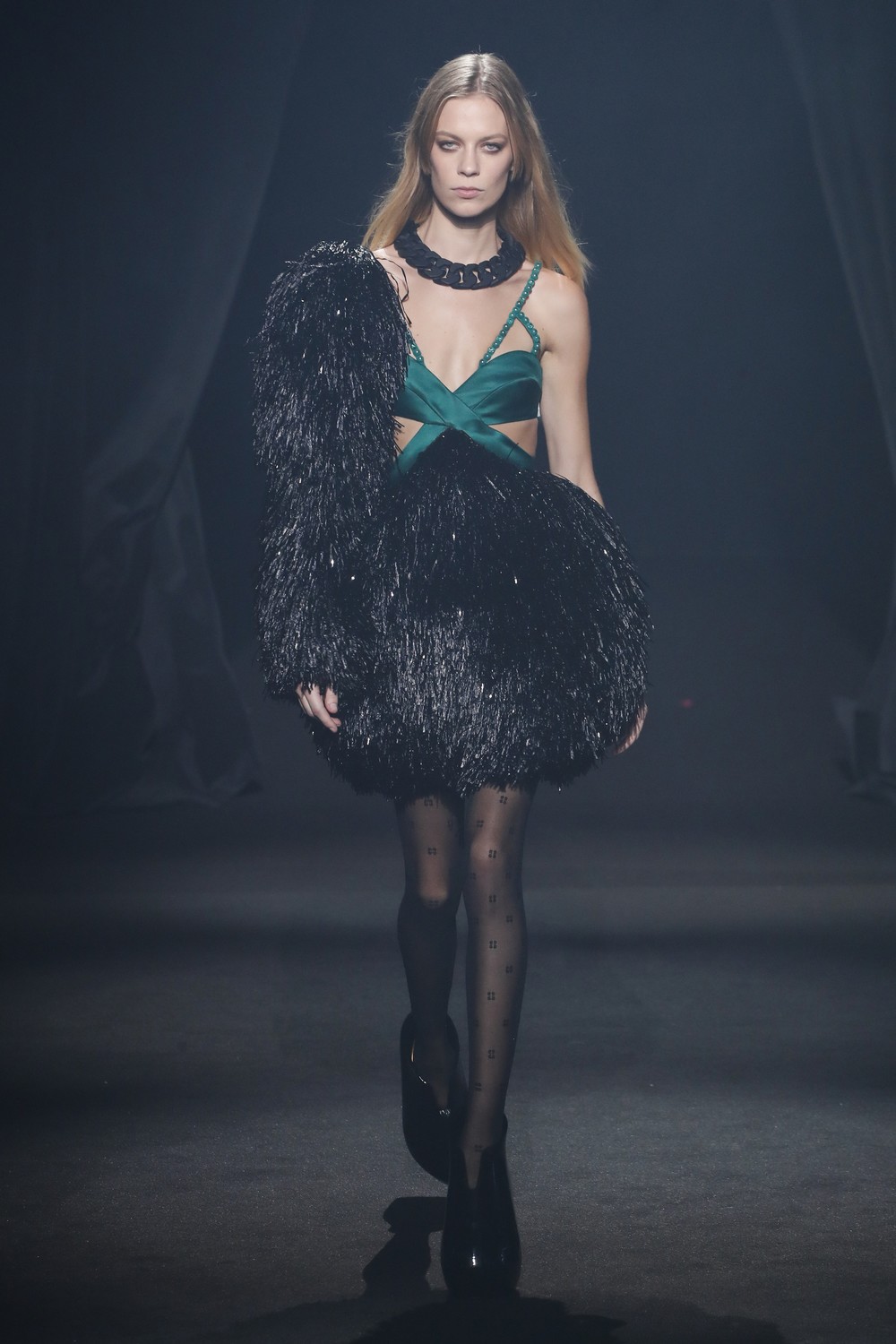 AZ Factory: 45 designers homenageiam Alber Elbaz em desfile