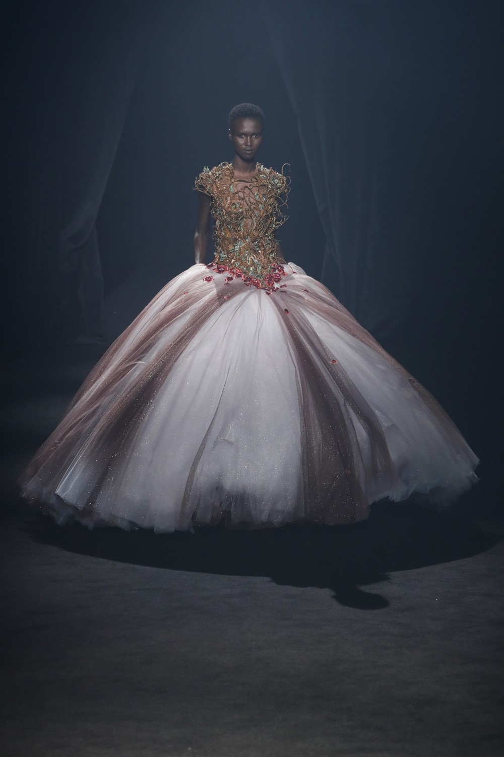 AZ Factory: 45 designers homenageiam Alber Elbaz em desfile
