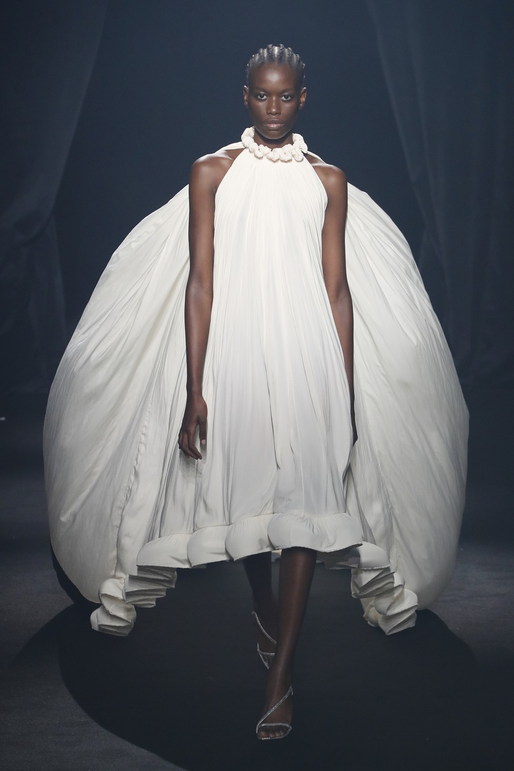 AZ Factory: 45 designers homenageiam Alber Elbaz em desfile