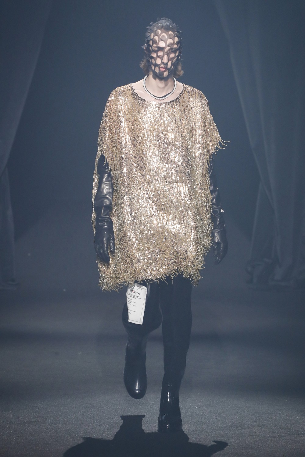AZ Factory: 45 designers homenageiam Alber Elbaz em desfile