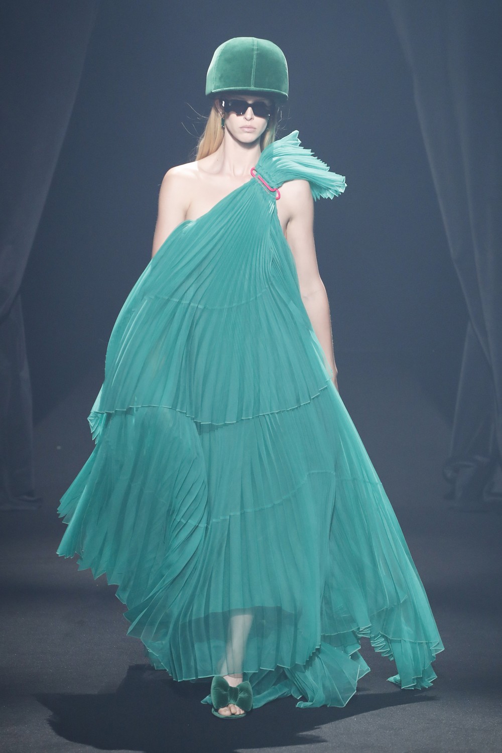 AZ Factory: 45 designers homenageiam Alber Elbaz em desfile