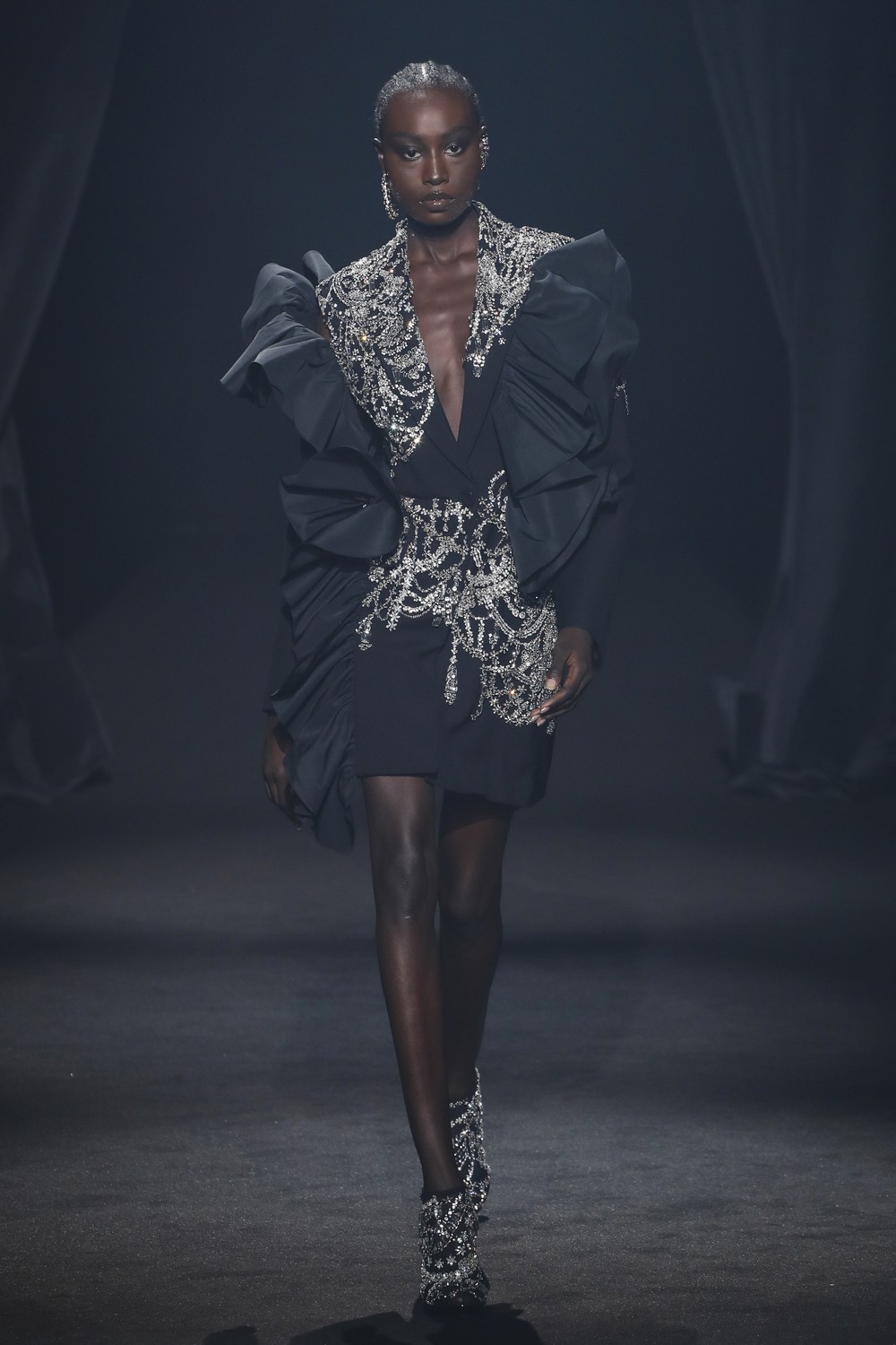 AZ Factory: 45 designers homenageiam Alber Elbaz em desfile