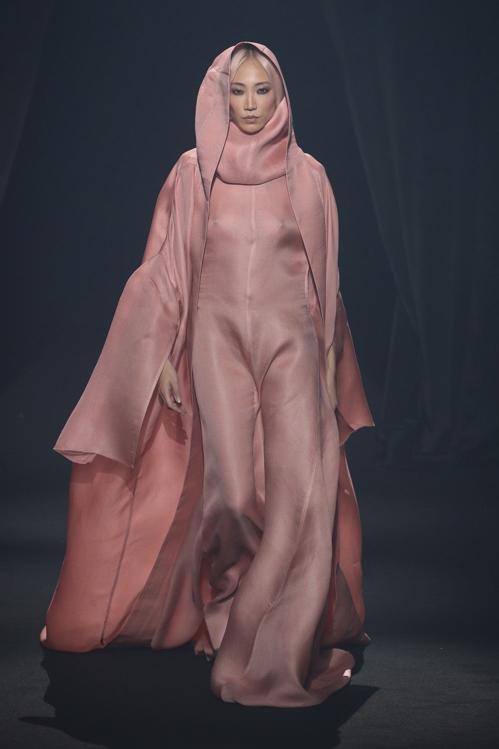 AZ Factory: 45 designers homenageiam Alber Elbaz em desfile