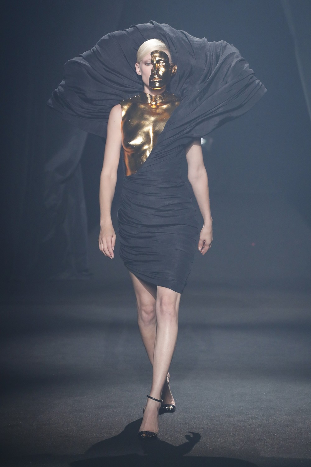 AZ Factory: 45 designers homenageiam Alber Elbaz em desfile