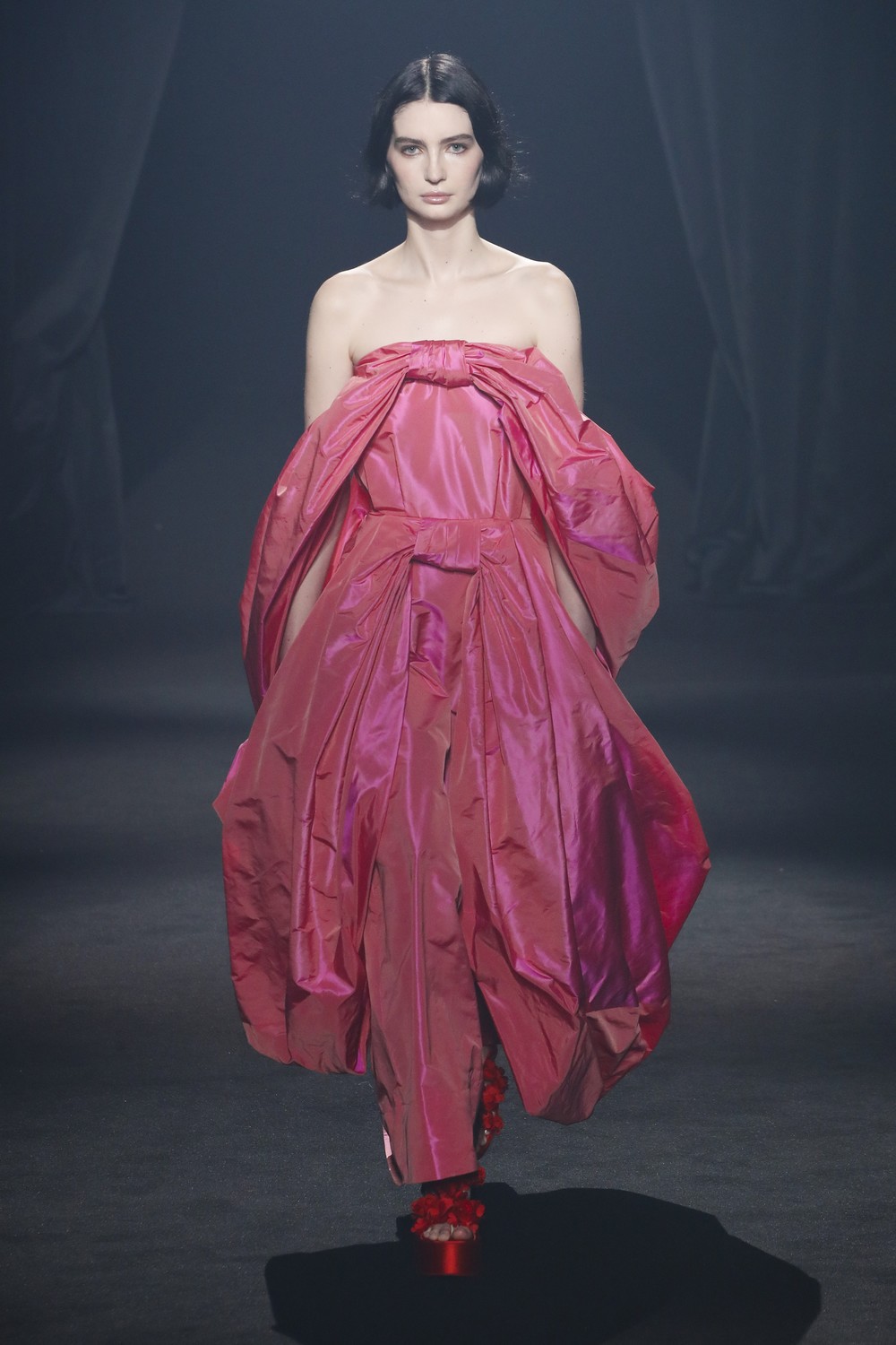 AZ Factory: 45 designers homenageiam Alber Elbaz em desfile