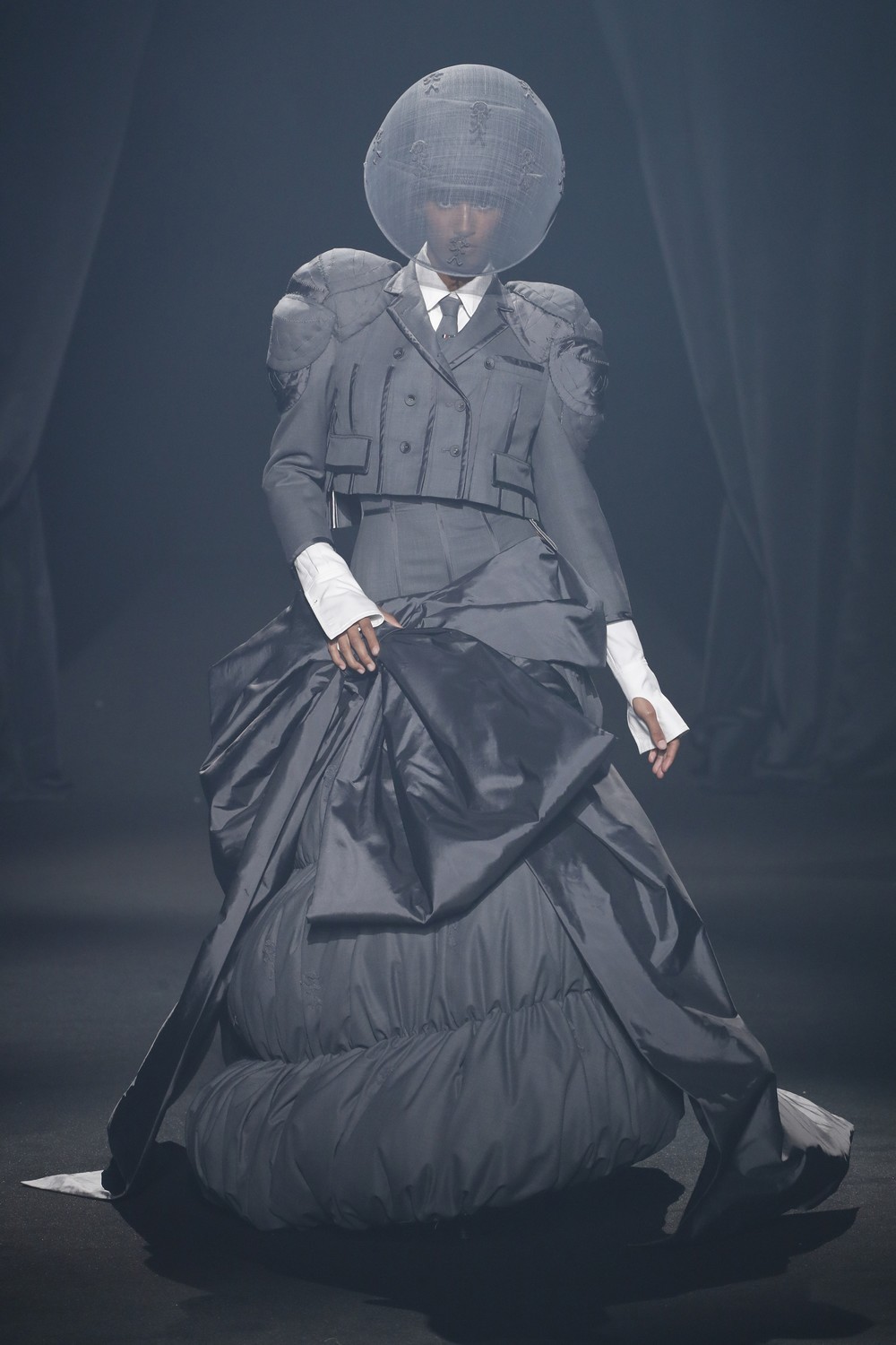 AZ Factory: 45 designers homenageiam Alber Elbaz em desfile