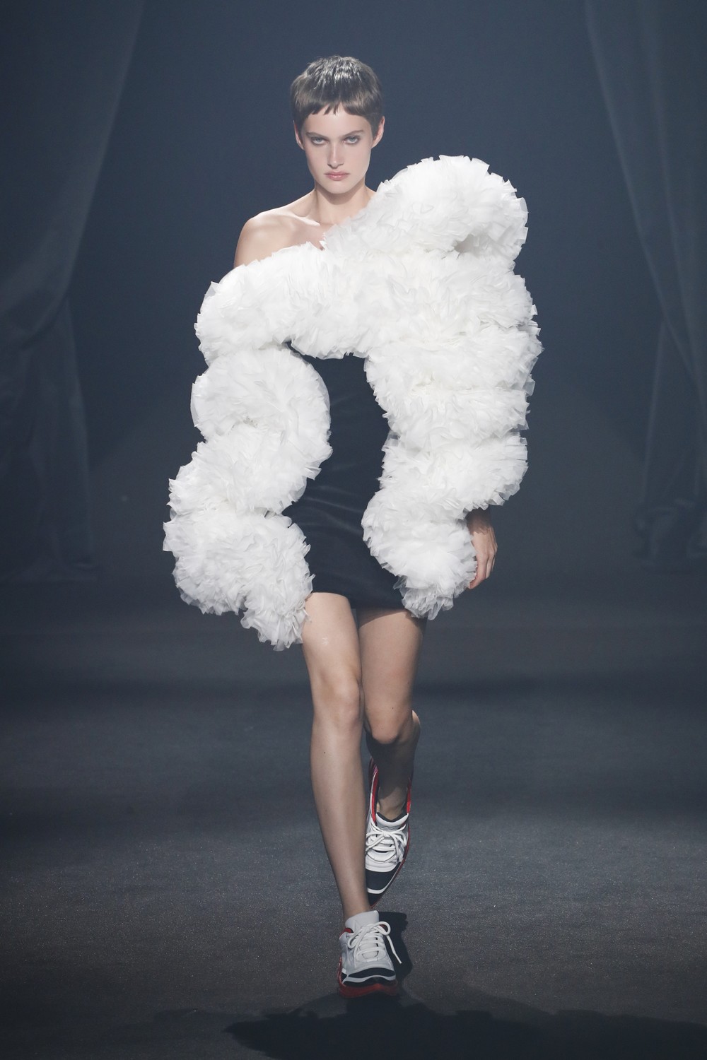AZ Factory: 45 designers homenageiam Alber Elbaz em desfile