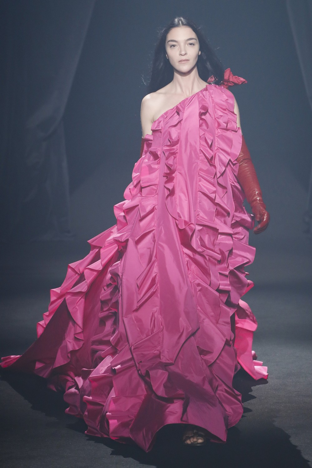 AZ Factory: 45 designers homenageiam Alber Elbaz em desfile