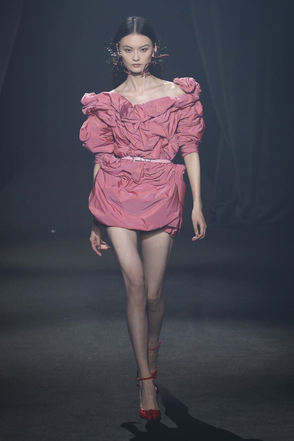 AZ Factory: 45 designers homenageiam Alber Elbaz em desfile