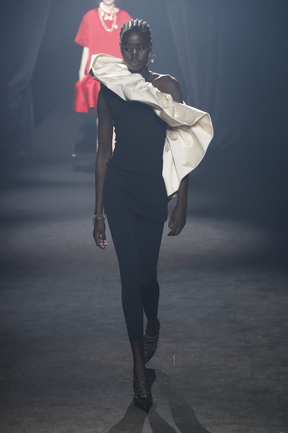 AZ Factory: 45 designers homenageiam Alber Elbaz em desfile