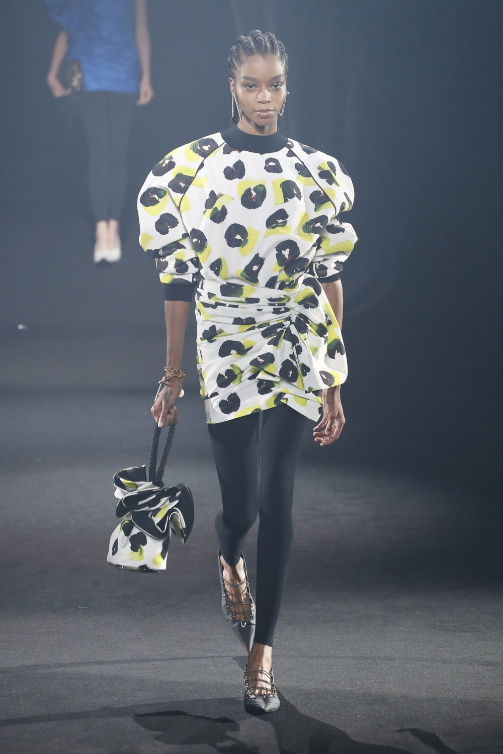 AZ Factory: 45 designers homenageiam Alber Elbaz em desfile